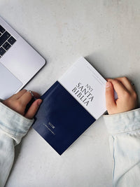 NVI, Santa Biblia, Revisión 2022, Edición económica, Tapa rústica (Spanish Edition)